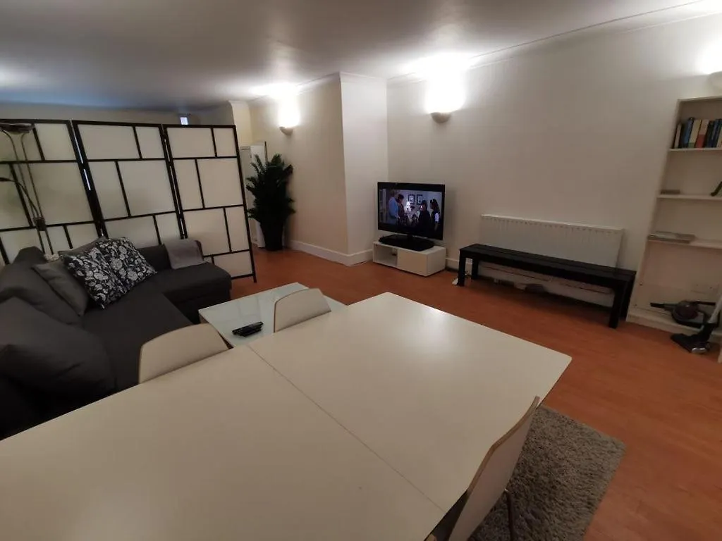 Large Modern Gf 1-Bed Apartment Sleeps 2 London